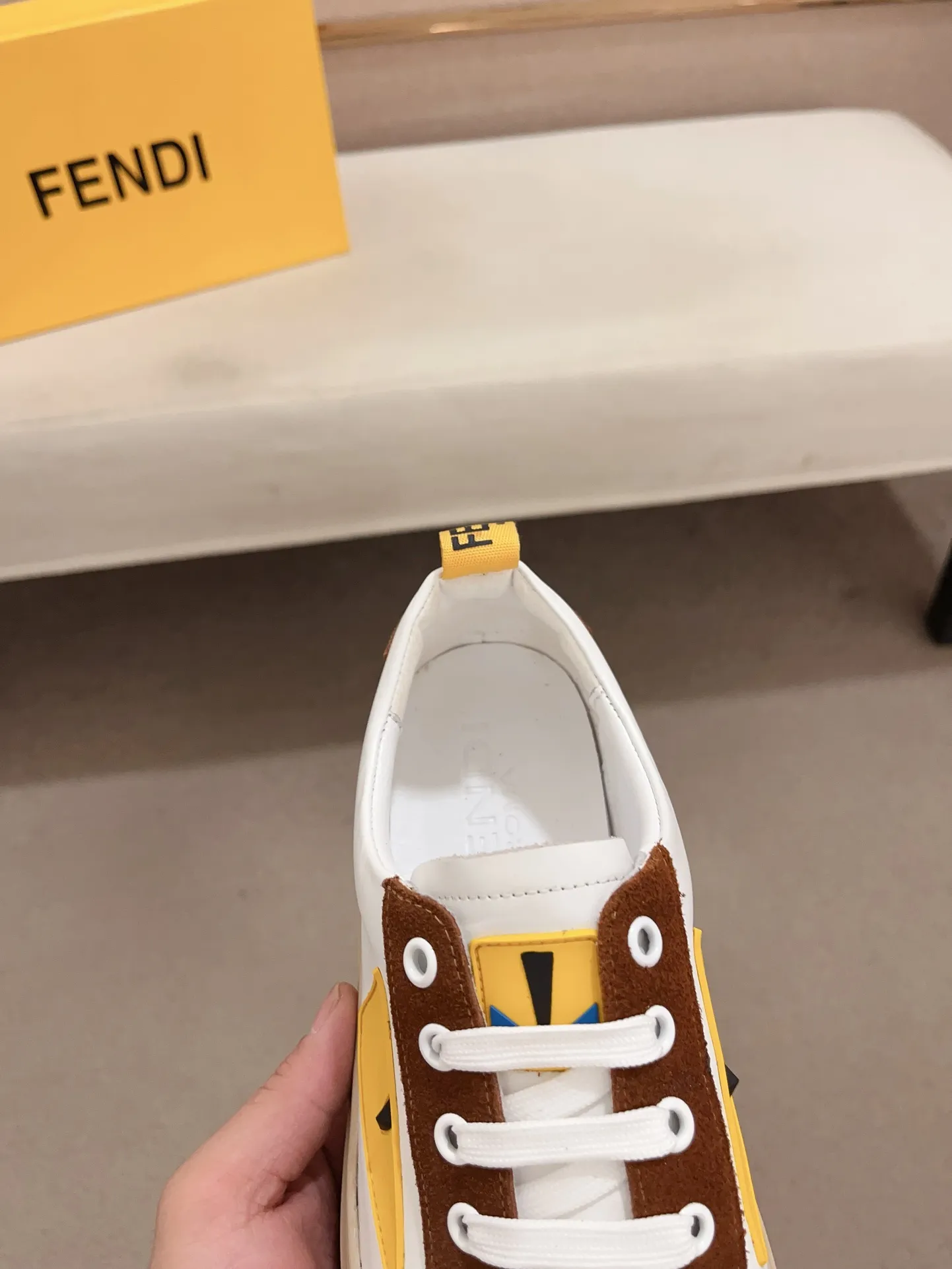 Men's shoes💰: 400💰[Fendi] Fendi's latest casual shoes for men! Available at counters simultaneously! A one-to-one replica of the original. All imported official website one-to-one cowhide fabric. The interior is made of top-grade sheepskin, and the original factory-supplied rubber outsole is used. Leading new fashion concepts. Matching code: 38-44. (can be customized for 45 non-refundable)
